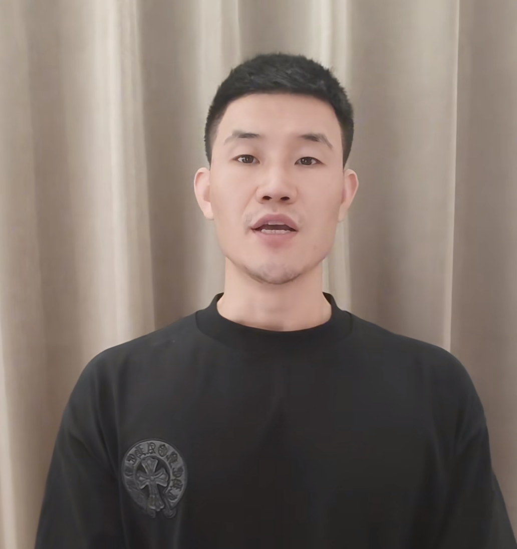 嘎子哥谢孟伟拍戏期间穿警服直播，云南警方介入调查，这下撞老陈枪口上了！