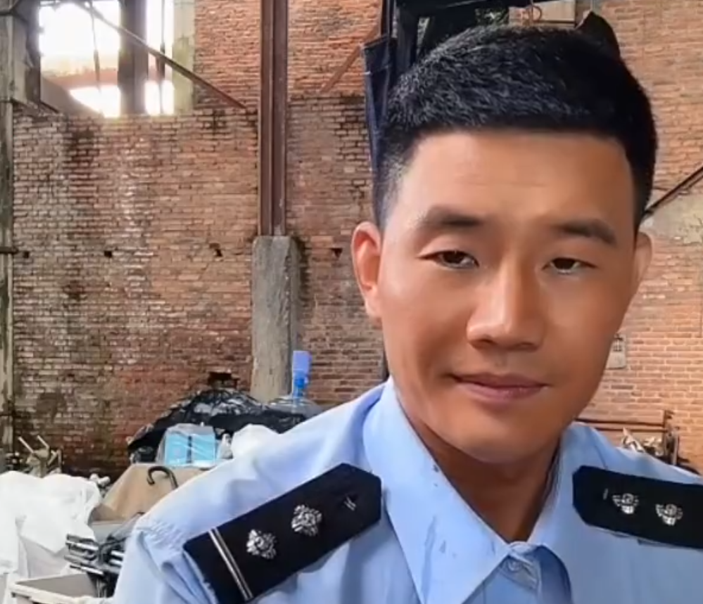 人狂必有祸！嘎子哥谢孟伟穿警服直播带货被拘留7天，千万粉丝账号被封，反诈老陈最开心的一天！