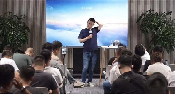 8月狂卖3.1万台 李斌甘愿挨批