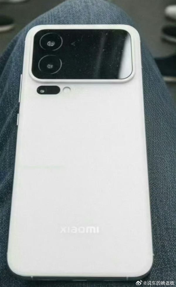 小米16系列真机亮相：横向大相机模组 梦回小米11 Ultra