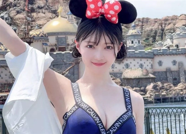 美女推主逛迪士尼乐园穿得太性感引争议 网友吵翻了