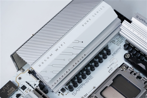 极地纯白设计！蓝宝石PURE极地B850M WIFI主板图赏