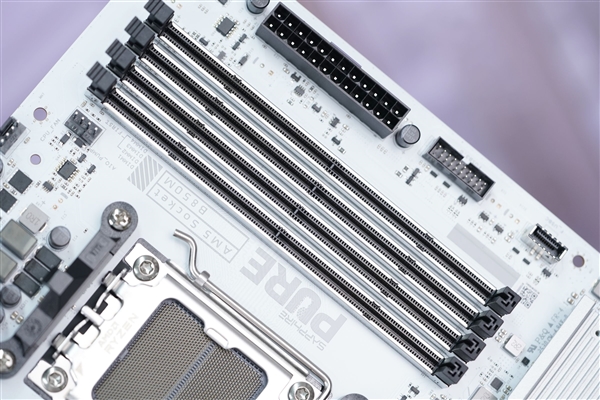 极地纯白设计！蓝宝石PURE极地B850M WIFI主板图赏