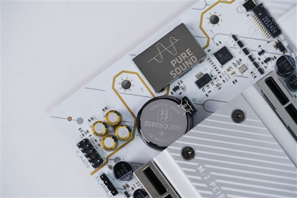 极地纯白设计！蓝宝石PURE极地B850M WIFI主板图赏