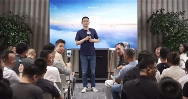 8月狂卖3.1万台 李斌甘愿挨批