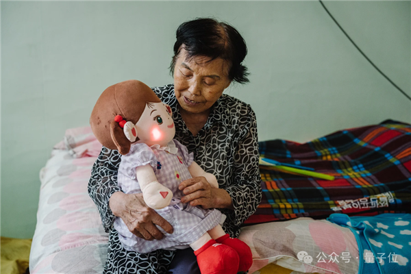 韩国给独居老人发AI娃娃 有人表示以后要跟娃娃一起安葬