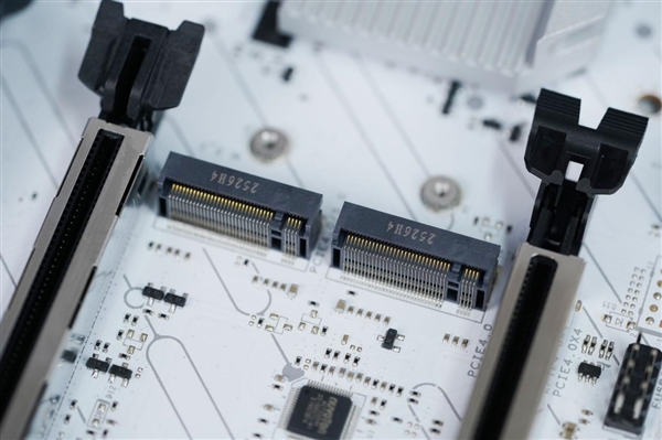 极地纯白设计！蓝宝石PURE极地B850M WIFI主板图赏