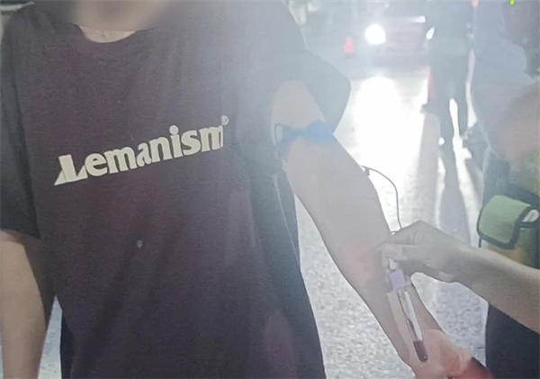 儿子醉驾遇交警检查 后座醉酒父亲急忙顶替：双双被罚