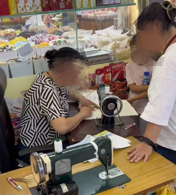 老式缝纫机还能这么用！开学季家长排长队在裁缝铺缝书