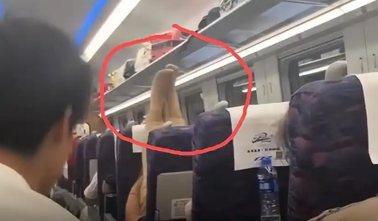 女子高铁上脱鞋将脚举起做操 12306：类似情况工作人员将制止