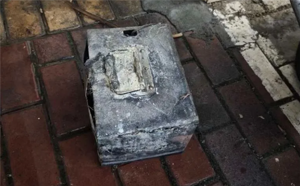 大爷在宾馆大厅给电动自行车电瓶充电 换衣下楼后发现自燃了