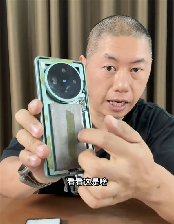 博主实测购买100块一台的智能手机：纯纯诈骗 屏幕只会亮没电图标