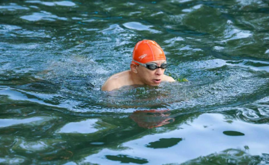 张朝阳颐和园游泳备战8公里横渡 希望直播倡导健康生活