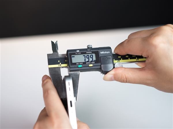 OPPO Find X9真机首曝：厚度不到8mm 电池增加1000多mAh