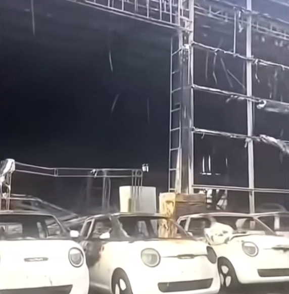 阜阳一长安4S店凌晨燃起大火多车被烧：原因不明