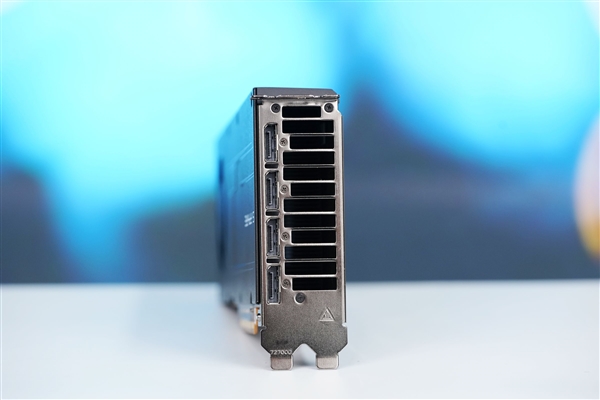 AMD最强专业显卡！蓝宝石AMD Radeon AI Pro R9700 32GB显卡图赏