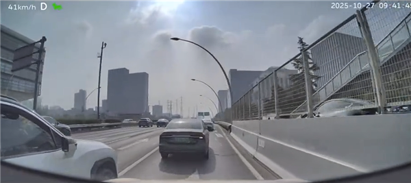 早高峰女司机强势插队 果然撞了