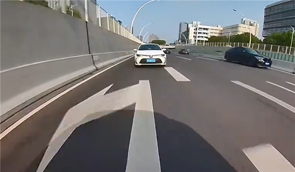 早高峰女司机强势插队 果然撞了