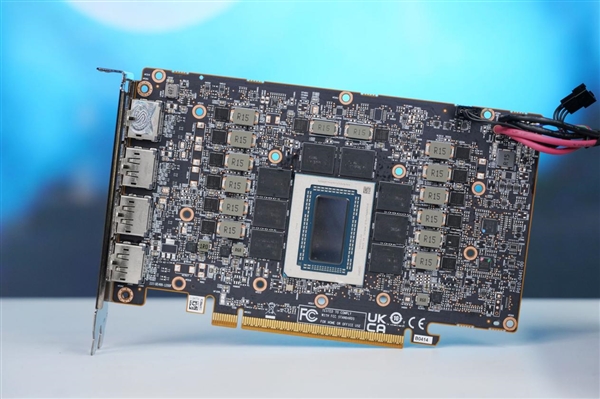 AMD最强专业显卡！蓝宝石AMD Radeon AI Pro R9700 32GB显卡图赏