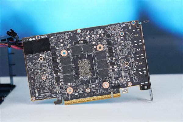 AMD最强专业显卡！蓝宝石AMD Radeon AI Pro R9700 32GB显卡图赏