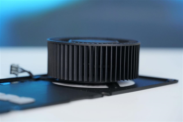 AMD最强专业显卡！蓝宝石AMD Radeon AI Pro R9700 32GB显卡图赏