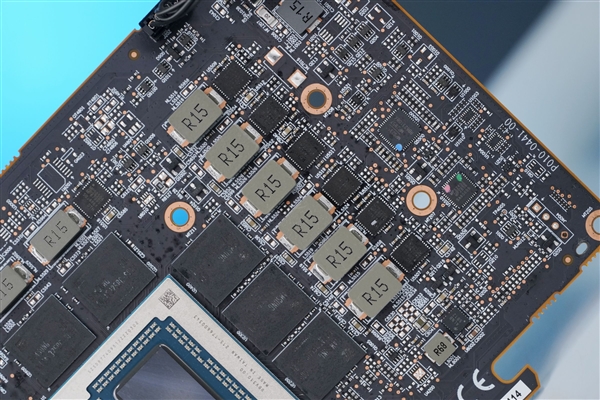 AMD最强专业显卡！蓝宝石AMD Radeon AI Pro R9700 32GB显卡图赏