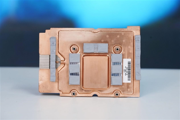 AMD最强专业显卡！蓝宝石AMD Radeon AI Pro R9700 32GB显卡图赏