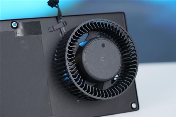 AMD最强专业显卡！蓝宝石AMD Radeon AI Pro R9700 32GB显卡图赏