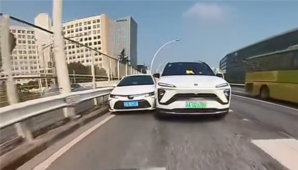 早高峰女司机强势插队 果然撞了