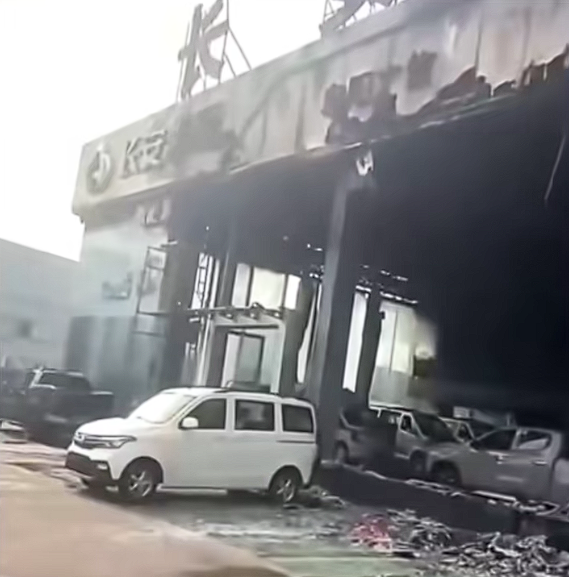阜阳一长安4S店凌晨燃起大火多车被烧：原因不明