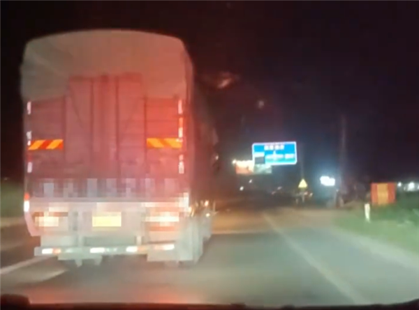 严重超载大货车蛇形走位阻拦消防车10分钟：后果舒适！