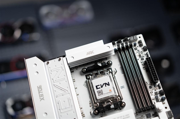 纯白只要2399元！七彩虹首款AMD X870E高端主板开卖