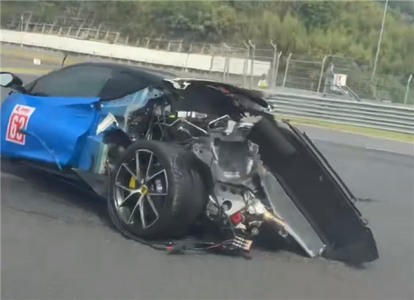 浙赛一莲花Emira 200码失控撞墙 车头车尾撞散架：驾驶员没事