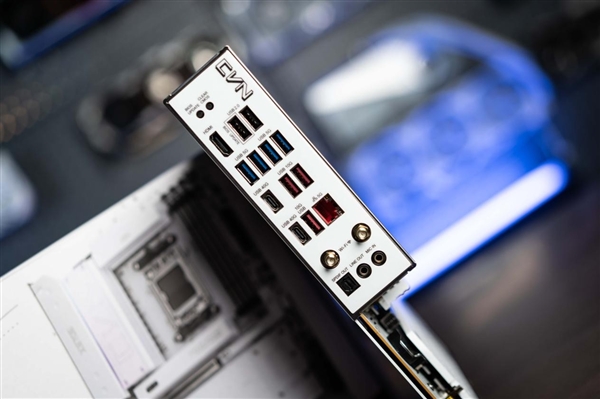 纯白只要2399元！七彩虹首款AMD X870E高端主板开卖