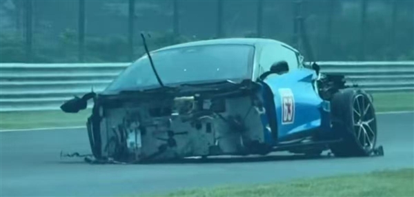 浙赛一莲花Emira 200码失控撞墙 车头车尾撞散架：驾驶员没事