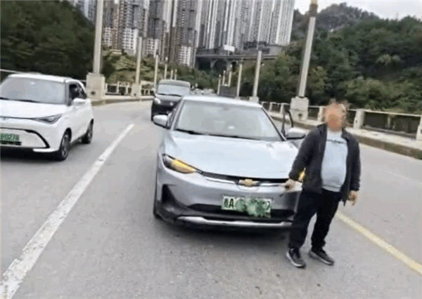 一小轿车累计违法354次被罚2万多 车主：车辆平时经常借给多个朋友