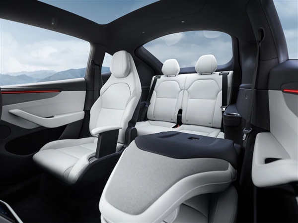 8000元 特斯拉Model Y L全新浅灰色高级内饰上线：抗污、好打理