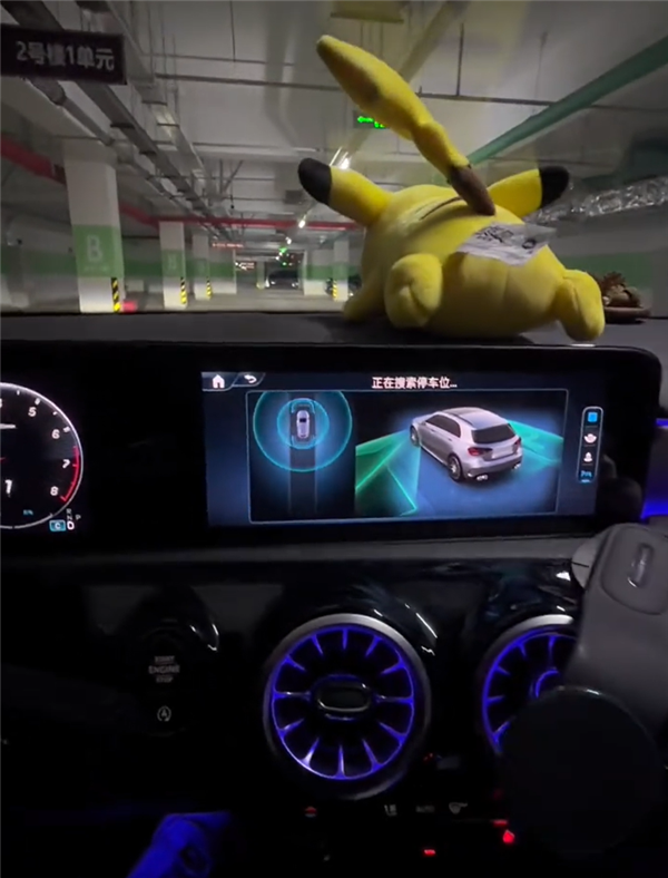 奔驰车主地库测试自动泊车 网友笑翻了