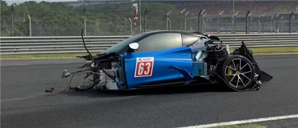 浙赛一莲花Emira 200码失控撞墙 车头车尾撞散架：驾驶员没事