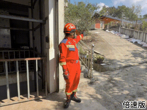 堪比特效大片 货车从大楼穿墙而出 车头悬至15米半空