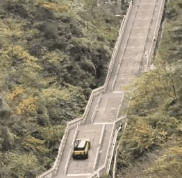 奇瑞复刻路虎攀爬天门山天梯 结果溜车撞断护栏！景区回应：游客暂时上不了天梯