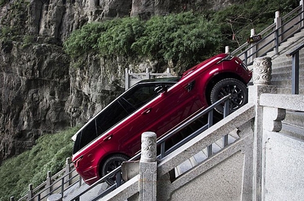 模仿路虎！奇瑞攀爬张家界天门山天梯：挑战失败撞毁护栏 景区回应