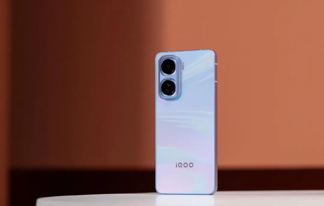 2500元左右，可以“闭眼买”的3款直屏手机，几乎没有差评