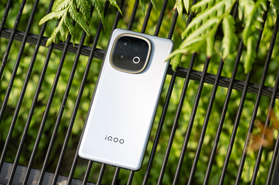 续航焦虑再见！5 款大电池手机盘点，轻度用能撑一天半，总有一款适合你