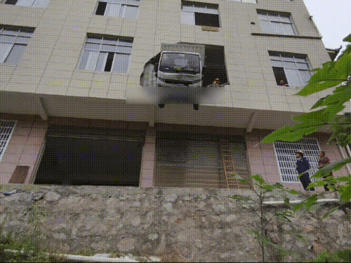 堪比特效大片 货车从大楼穿墙而出 车头悬至15米半空