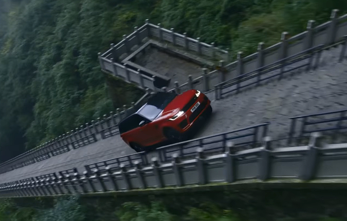 奇瑞复刻路虎攀爬天门山天梯 结果溜车撞断护栏！景区回应：游客暂时上不了天梯