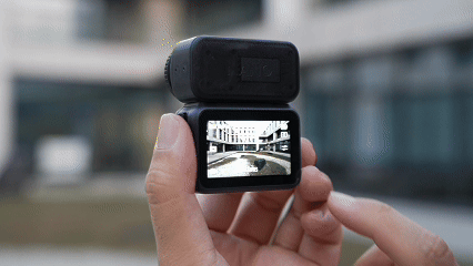 大疆出了款一千多的拇指相机，跟友商玩起了贴身肉搏