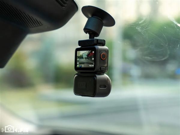 大疆出了款一千多的拇指相机，跟友商玩起了贴身肉搏