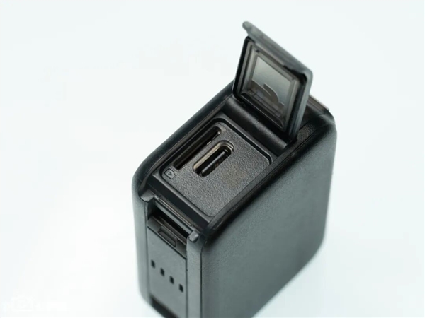 大疆出了款一千多的拇指相机，跟友商玩起了贴身肉搏