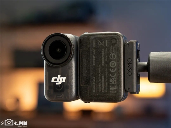 大疆出了款一千多的拇指相机，跟友商玩起了贴身肉搏